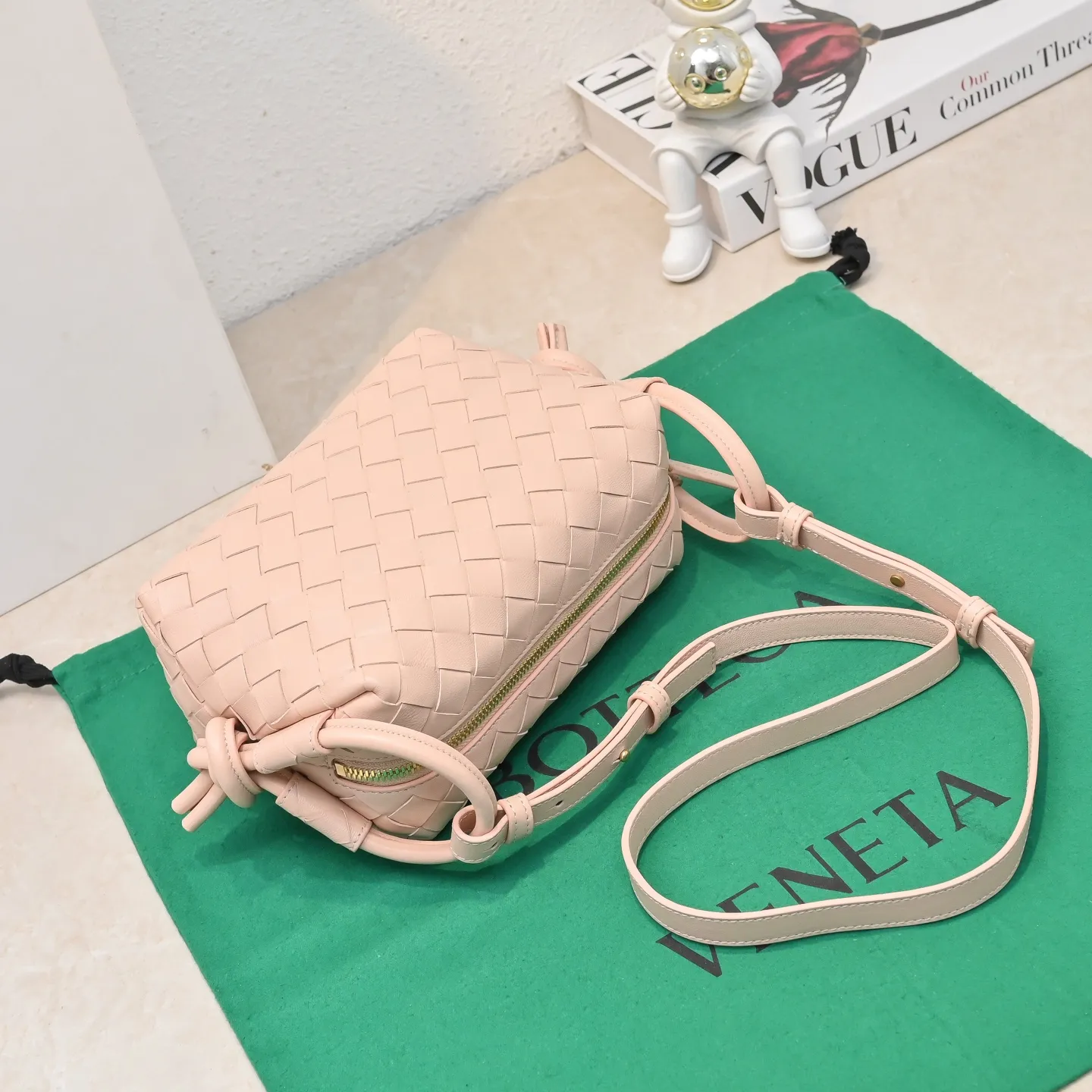 Batch 1360 BOTTEGA VENETA new loop is here! ! Many girls who like BV have owned the Loop bag. It has a simple appearance, classic weaving, and a compact and lightweight bag shape. This innovation continues the "camera bag" shape. Unlike the traditional Loop bag, which can only be worn as a crossbody bag, this innovation It can be carried by hand or cross-body, satisfying both the concave shape and daily needs. The oversized buckle can be folded and used as a handle. The sultry heat in summer ☀️ usually reduces people's desires. Having a lightweight bag will greatly enhance the happiness of traveling🫧 Style number: 6615 Size: 19*12*9cm
